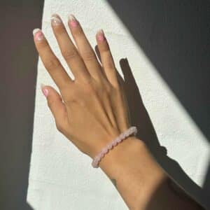 Armbånd med perler af rosenkvarts