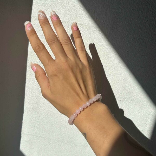 Armbånd med perler af rosenkvarts