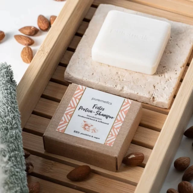 ❤️ Lækker, fast shampoo-bar med protein, arganolie og mandelmælk.

- Vegansk
- Zero Waste
- Plastfri
- Co2 neutral