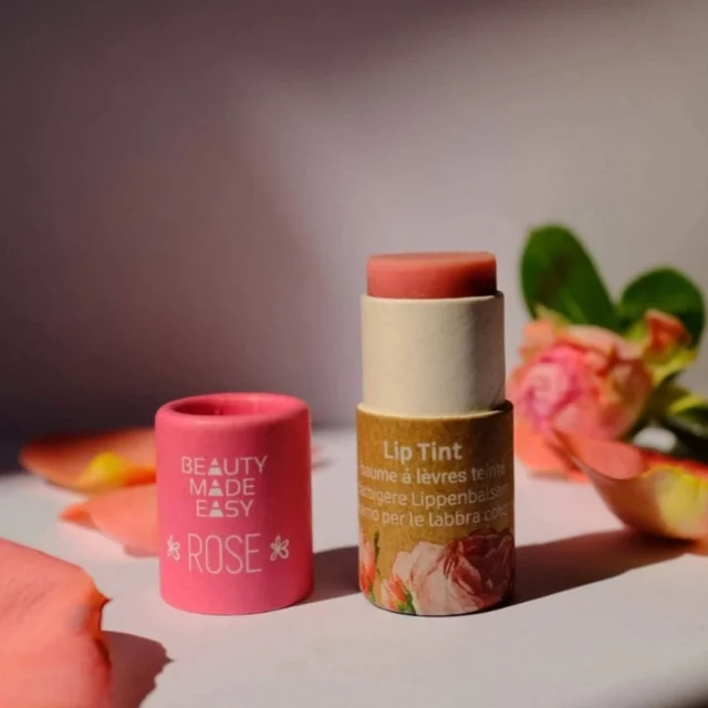 KUN 39 kr

🌹Lækker, naturlig lip balm med let rosa farve og den skønneste duft af rose

Plejer med kokosolie, kakaosmør og skønne blomster jasmin, pæon, japansk kirsebær, neroli, lavendel og rose

🌹 Plastfri emballage
🌹 Zero Waste
🌹 Vegansk
🌹 Klimaneutral

#lipbalm #beautymadeeasy #naturlighudpleje #flottelæber